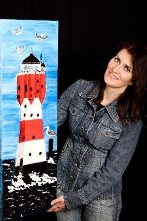 Künstlerin mit Leuchtturm Roter  Sand